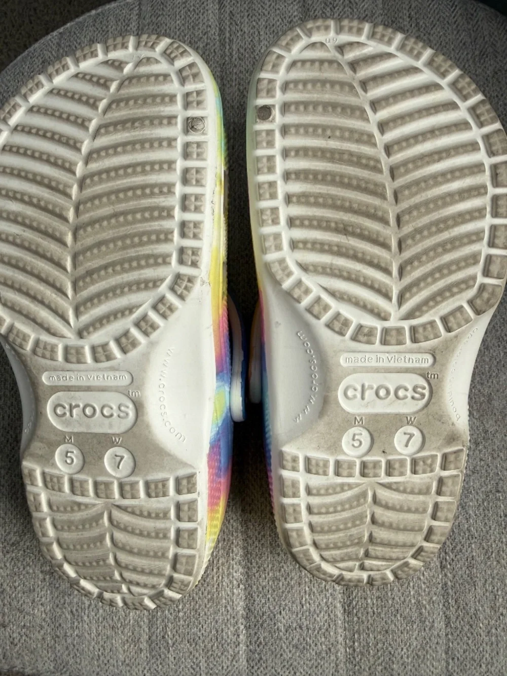 Crocs Tie Dye Shoes Gently Used Size 5/7 - Picture 2 of 2